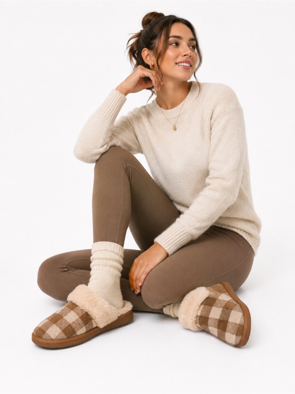 Minnetonka Size 10 Women's Cozy Plaid Faux-Shearling‎ Slippers in Beige & Tan
